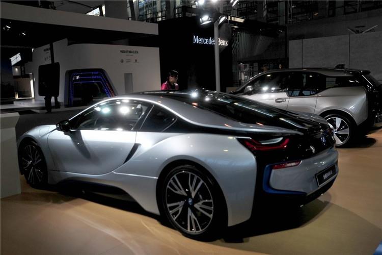 混合動(dòng)力汽車是指車輛驅(qū)動(dòng)系統(tǒng)由兩個(gè)或多個(gè)能同時(shí)運(yùn)轉(zhuǎn)的單個(gè)驅(qū)動(dòng)系統(tǒng)聯(lián)合組成的車輛