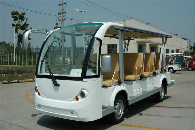 剛買來的觀光車都須先充電再使用，充電前拔出鑰匙，關(guān)掉觀光車的電源