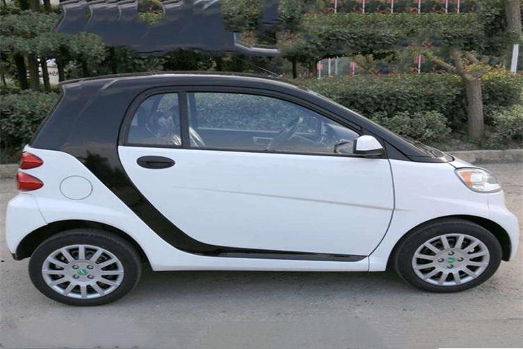 充電機(jī)插頭和電池插座接插不到位，應(yīng)重新接插