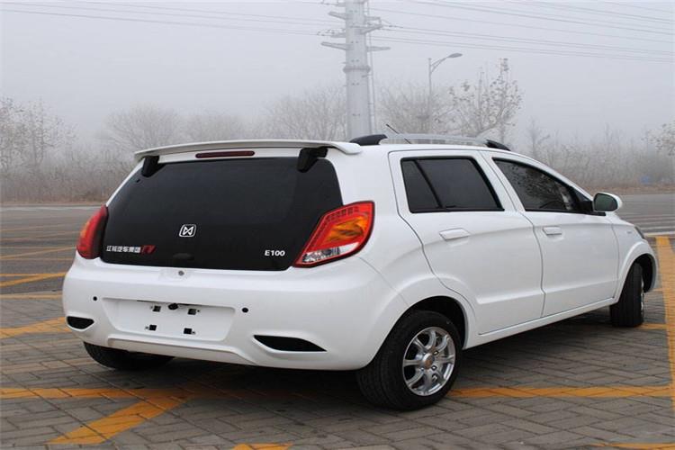 上車前轉(zhuǎn)一圈可以讓你清晰的看到新能源電動車車況，比如哪里否有劃痕，輪胎是不是胎壓很足等等